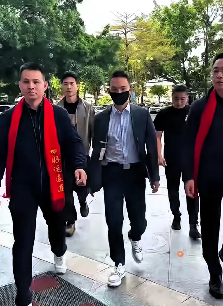 谢浩男寻亲气场十足











谢浩男和其他寻亲孩子不一样！其他孩子回