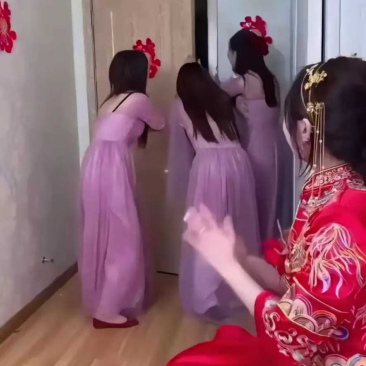 门一推开后，大家都愣住了。