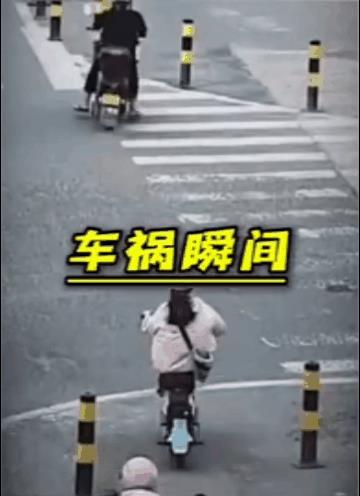 她应该给司机磕一个，感谢不杀之恩！
还好有头盔，且大货车刹车了。活下来了，很幸运