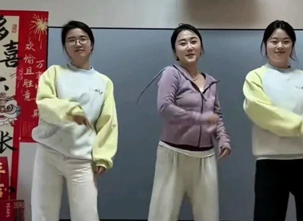 不辣嫂子有表演天赋











天呐！不辣嫂子跳舞太惊艳了，简直是宝藏