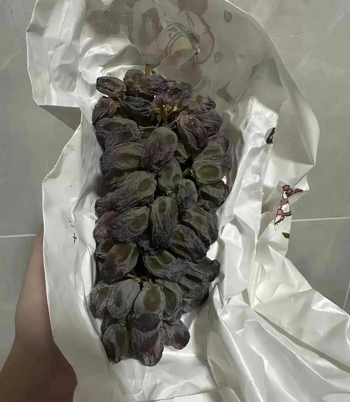 #请用一个字来证明你当下的生活#一串葡萄忘吃了，放阳台上，居然这样了，还能吃吗