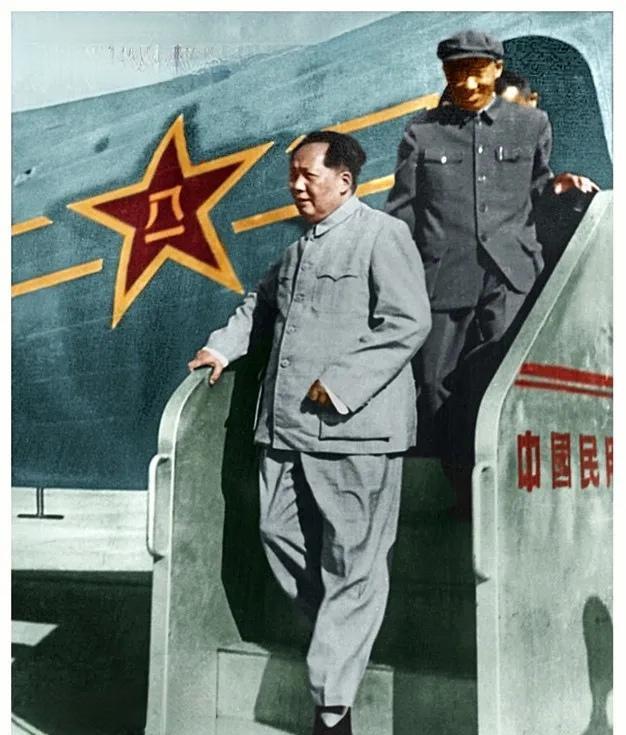 1956年5月31日，毛主席乘飞机从长沙抵达武汉汉口机场。王任重陪同。空军选定了