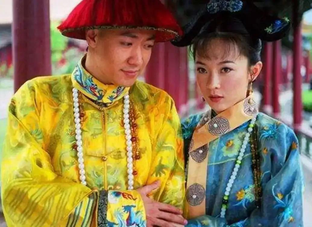 1807年，嘉庆的儿子绵宁酩酊大醉，1婢女悄悄溜进来，紧贴着他，柔声说：“奴婢服