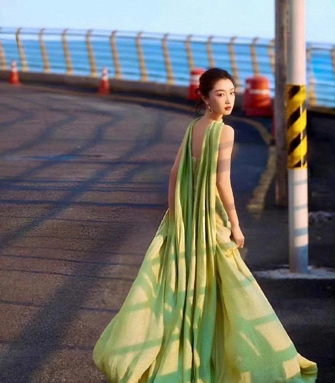 周冬雨造型吸睛。她身穿Elie Saab 2024春夏高级定制礼服，一袭绿色抹胸
