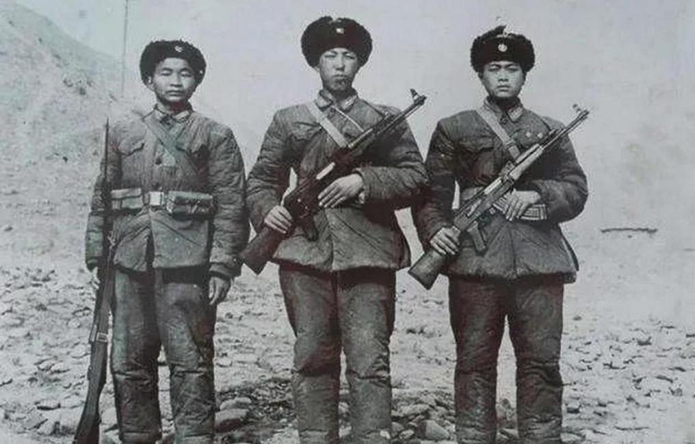 1963年国庆阅兵，一名年轻少尉站在天安门观礼台上，毛主席好奇询问他名字后，大笑