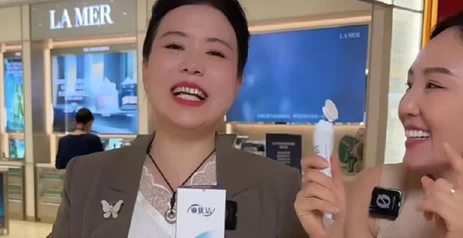 许敏是越来越自信！
刚看了会许敏在海南的直播，感觉她是越来越自信了。
她站在
