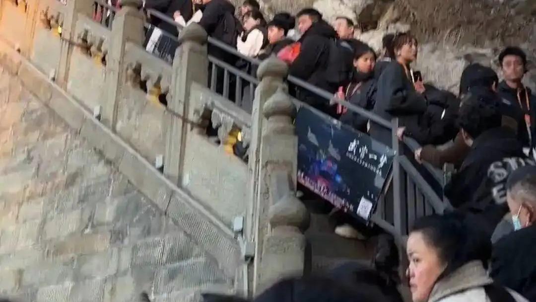 武当山 12 小时渡劫式排队：凌晨进山竟难抵金顶