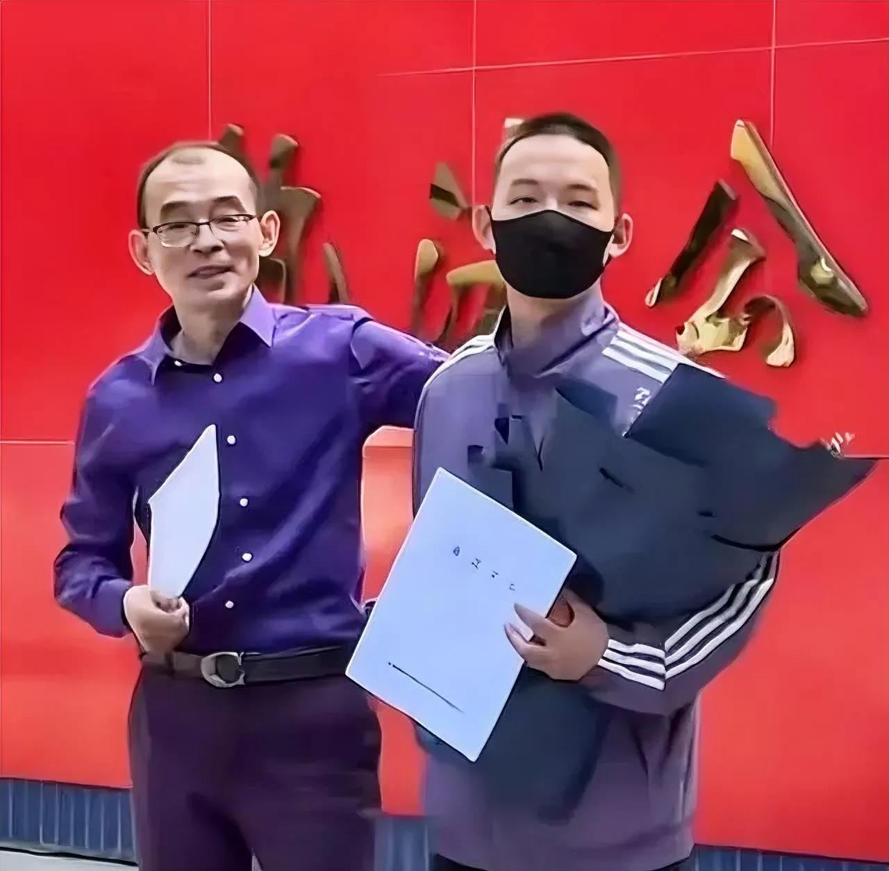 谢浩男就要返校开启新学期啦。他爸拉着他，语气里满是不舍，半开玩笑地问：“儿子，能