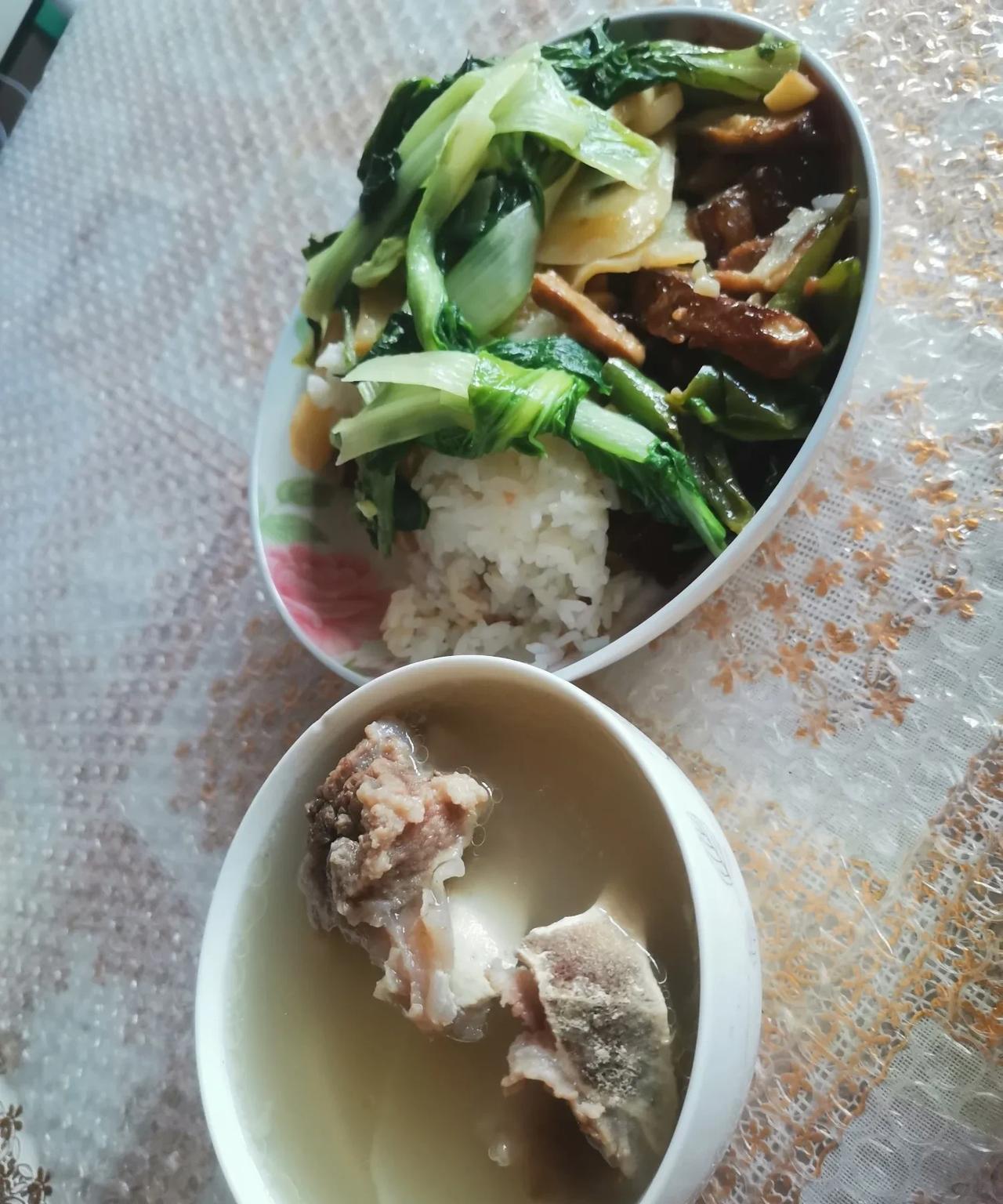 一个人的晚餐，四菜一汤。
又是到晚餐时间，老婆打电话说，和儿子在外面吃完饭再回来