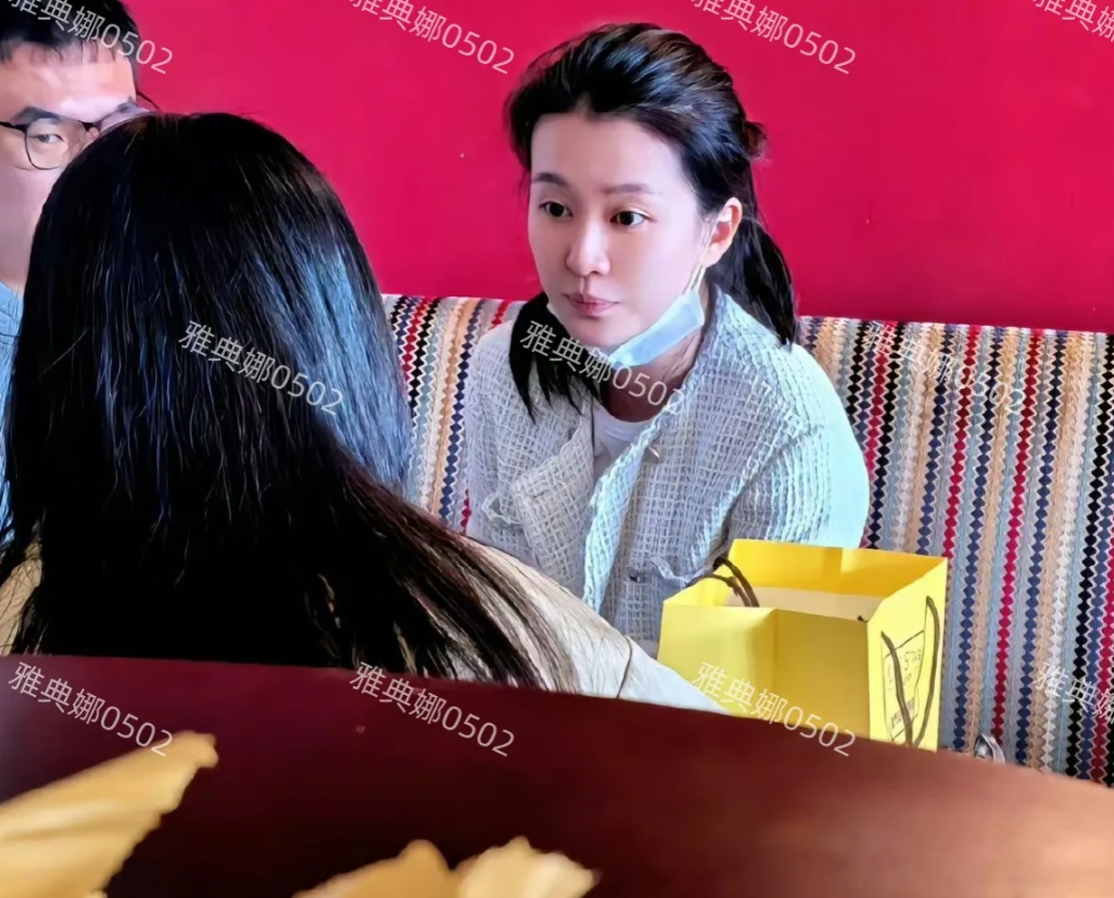 澳门偶遇乔欣与老公赖柏林!
乔欣皮肤真好素颜也很漂亮，她老公虽然长相一般但却是实