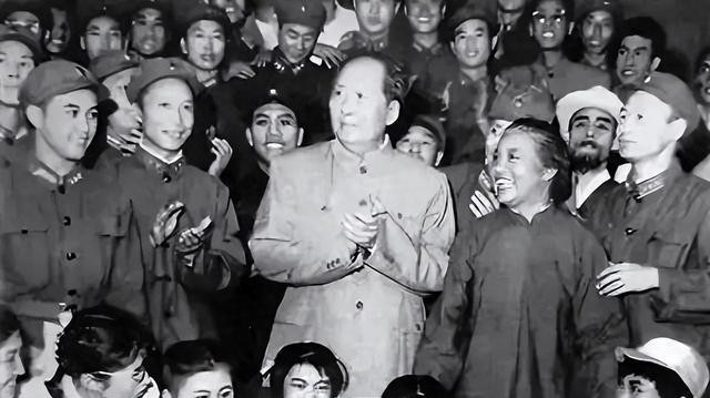 1949年北京黑帮挑衅毛主席，罗瑞卿立即下令扫黑：枪毙三霸一虎