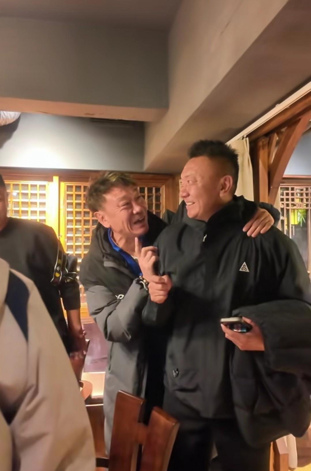 高峰遇到魏群！谁最能喝？
两位性格鲜明的球员相聚成都，自然是一醉方休。高峰68罐