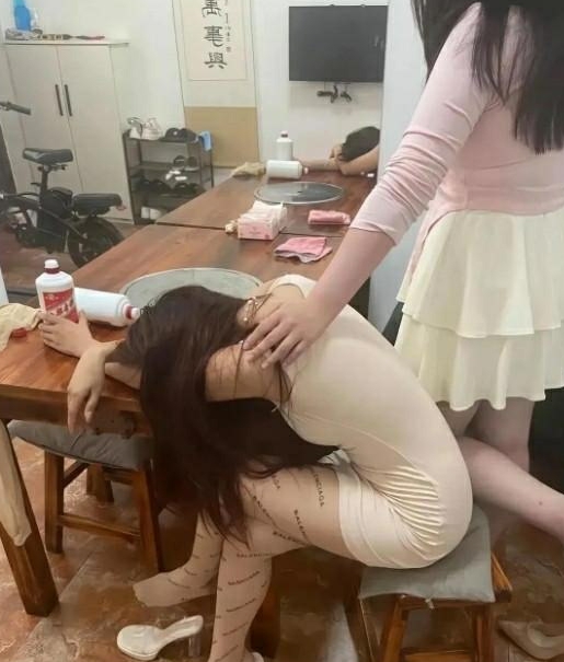 单看喝的酒，就知道这两个姑娘绝非一般人！