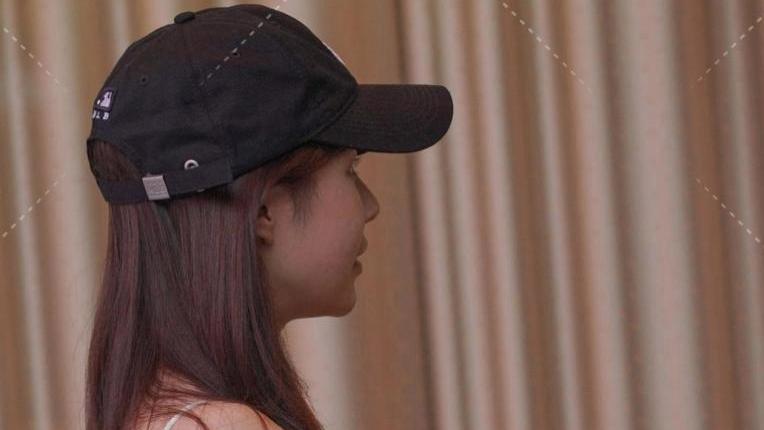 炽烈魅力：白色吊带背心配黑色紧身九分裤，展现完美曲线！