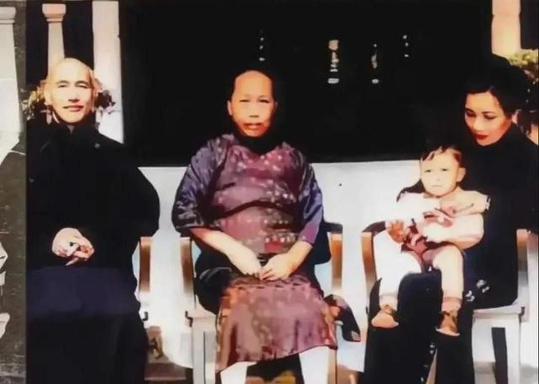 1937年蒋介石和宋美龄一同回到了奉化溪口老家，主位的是大房毛福梅。右边宋美龄，