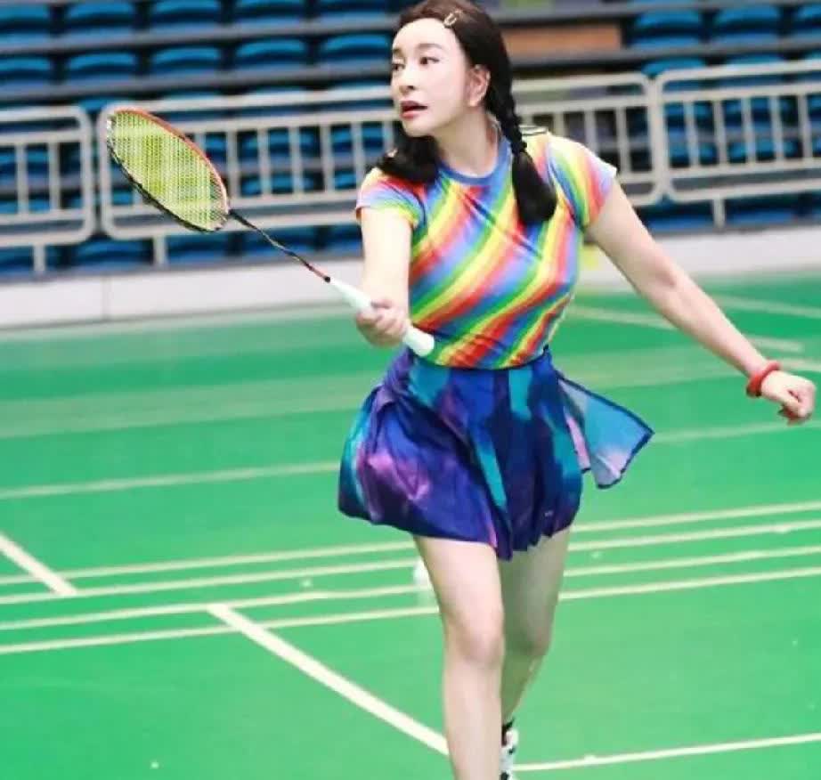 刘晓庆70多了还打扮如仙女一般，这是70岁的刘晓庆在打羽毛球健身照，已经70岁的