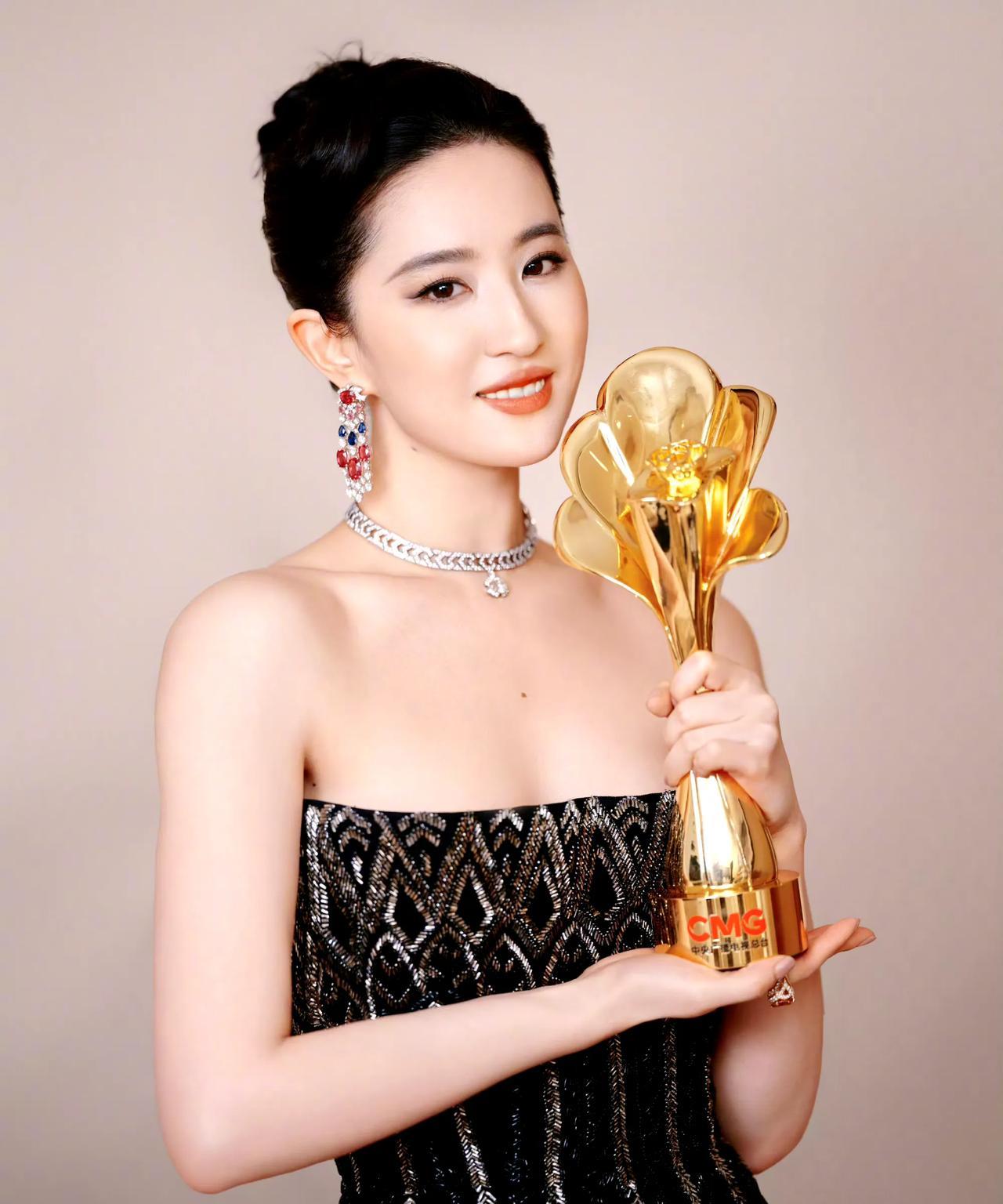 今年白玉兰奖视后应该会在刘亦菲和杨紫之间产生吧，两人也已经确定出席明晚的颁奖典礼