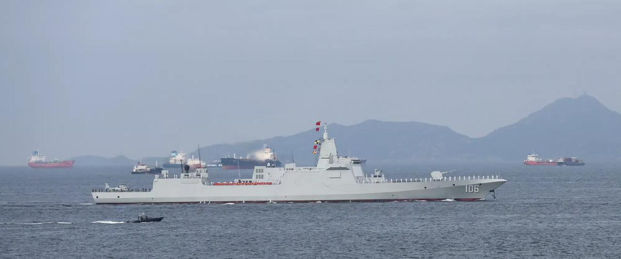 随队访问香港特区的海军延安舰，不过这次万吨大驱不对外开放。
（香港文汇网）