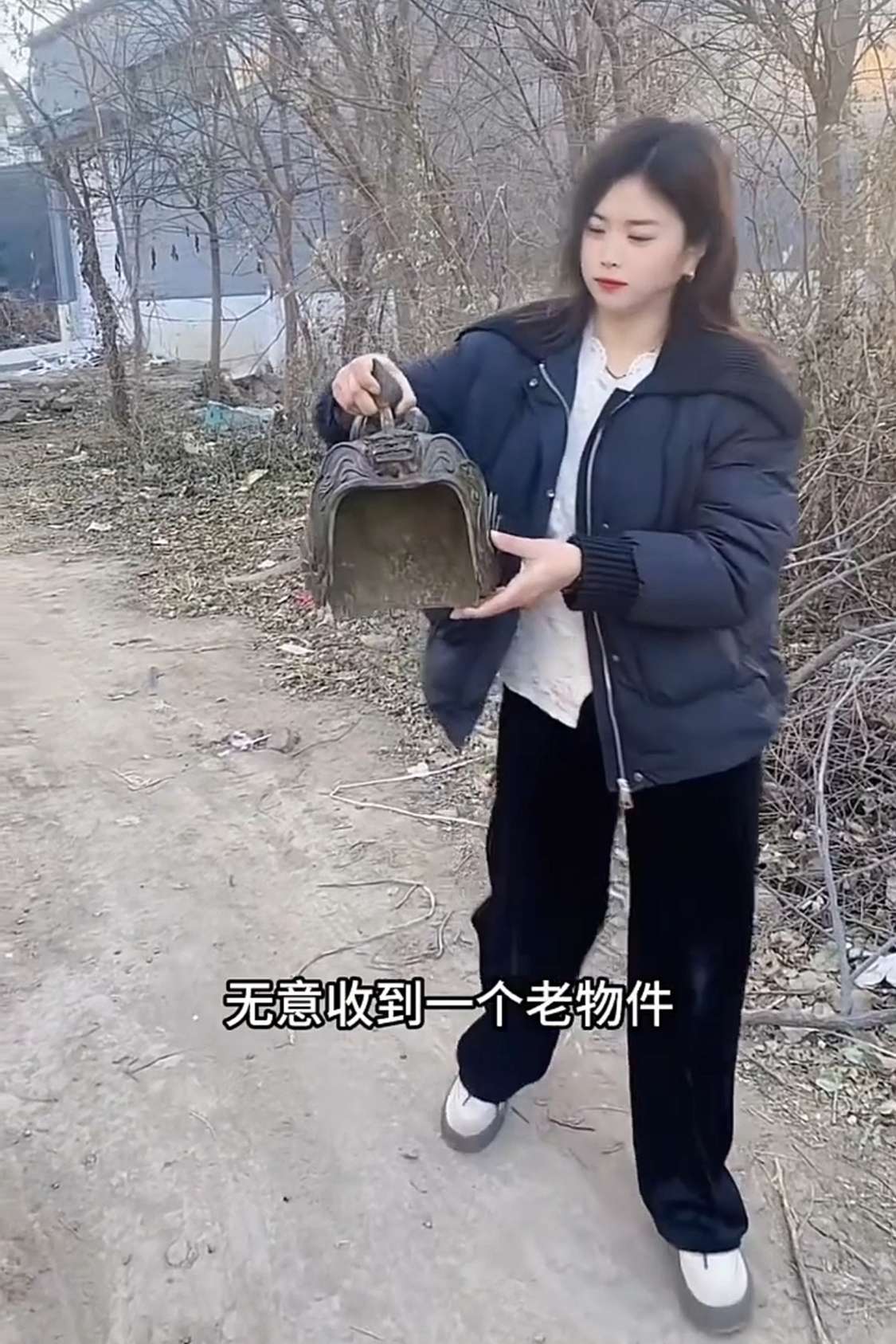 下大雨从后山里冲出来的，据说是林冲戴过的。