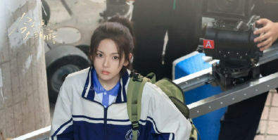 杨超越《今天是太阳雨》校服路透，好嫩啊满满的青春感！