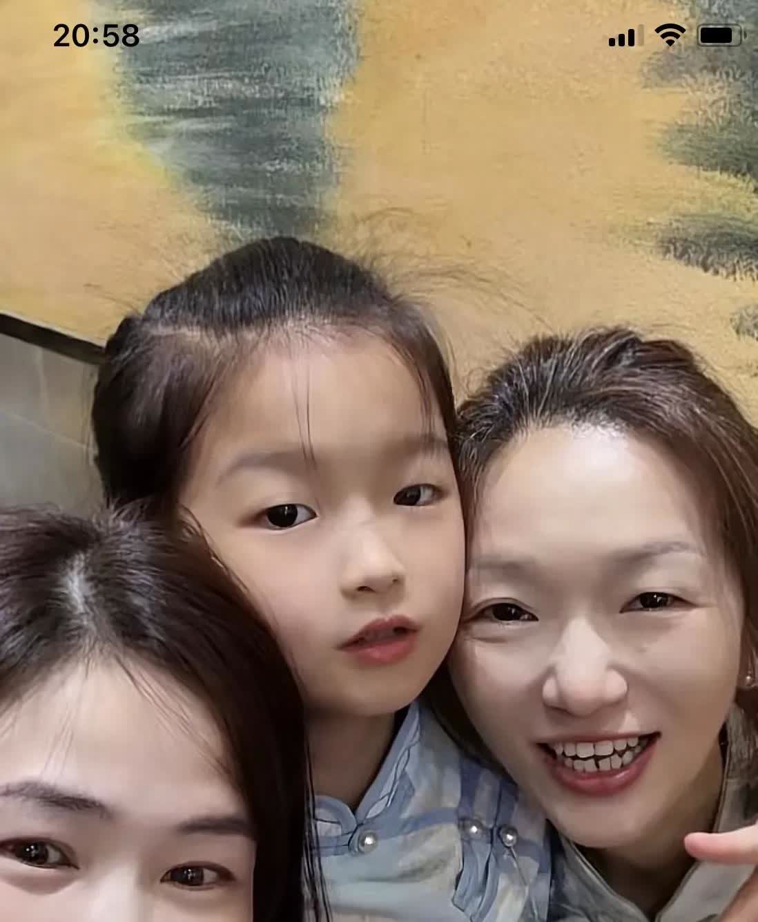 许建华闺蜜罗彩是真正的朋友。
罗彩和多宝鱼是许建华真正朋友。
发现黑粉嘴巴真