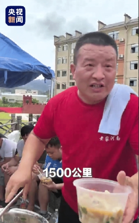 “比捐款还实在！”河南一大哥，带着6000多份烩面千里赶赴榕江灾区，现场拿着锅碗