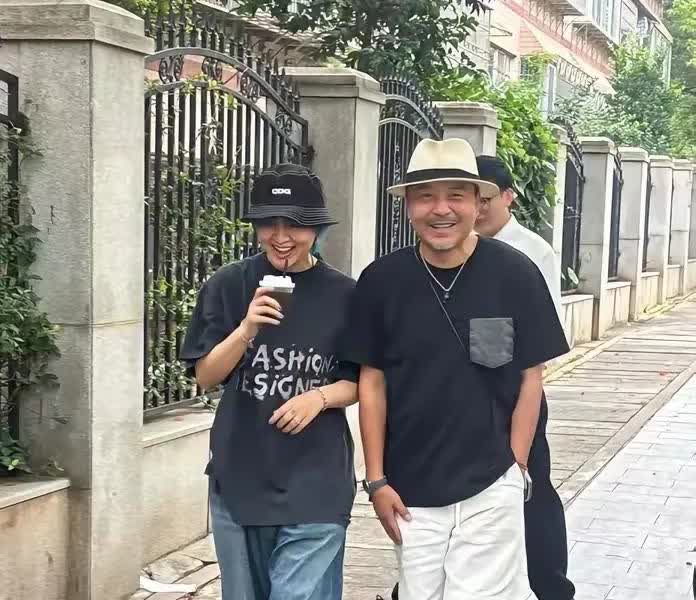 39岁周笔畅长沙探望汪涵，两人坐街边像父女俩，汪涵笑得合不拢嘴