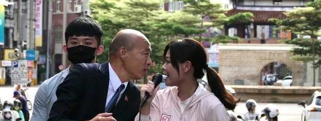 台湾地区立法机构负责人韩国瑜今天到新竹市陪停职中的新竹市长高虹安、国民党立委郑正