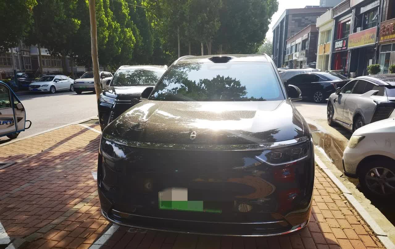 街边偶遇一辆问界M8。梦中情车！可惜没有纯电版。据说问界M9纯电版销量仅是增程版