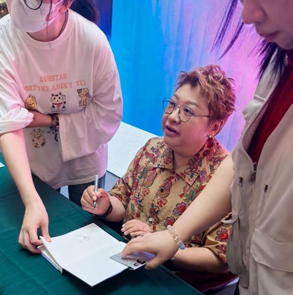 韩红到苏州开新书签署会，她穿着花衬衫，染了一头黄毛，身材又矮又胖，外表真的太普通