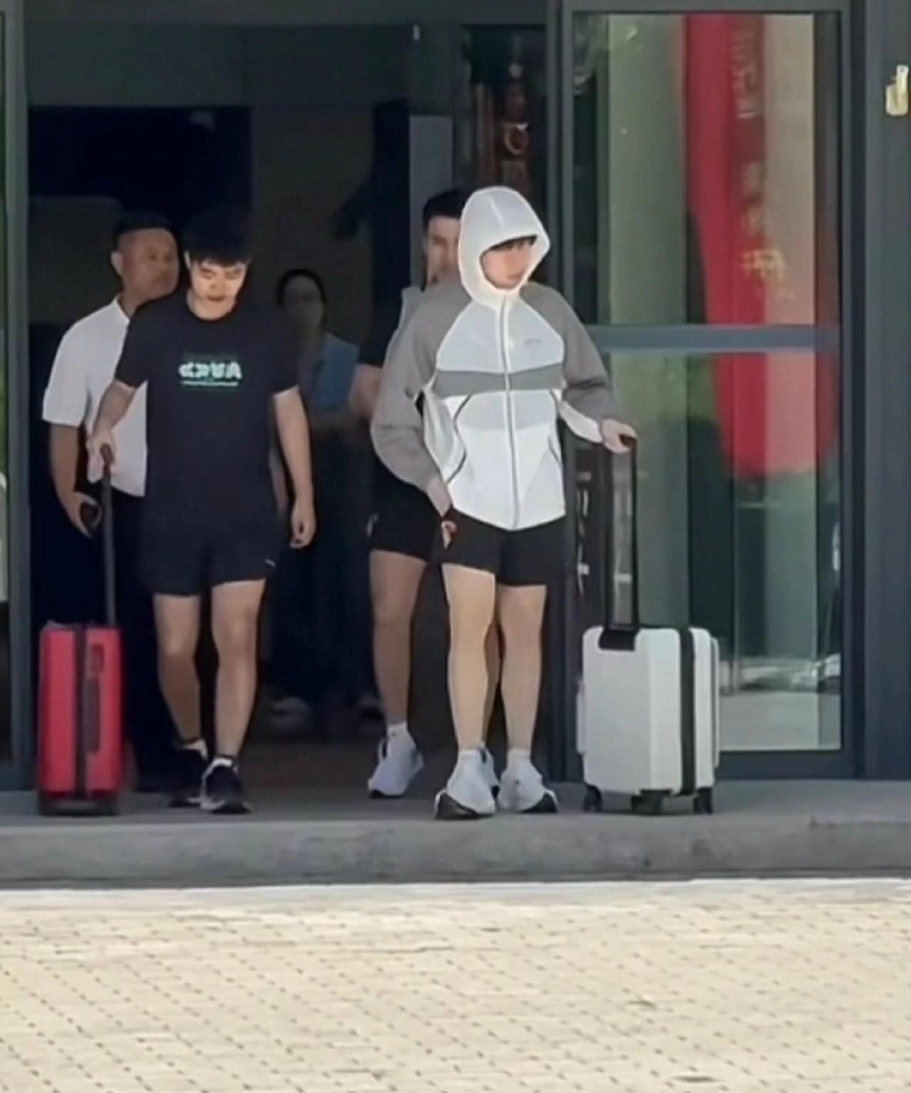 又是一天大晴天，艳阳高照，王楚钦和队友们上训下训，大头哥防晒服，也遮挡不了真白的