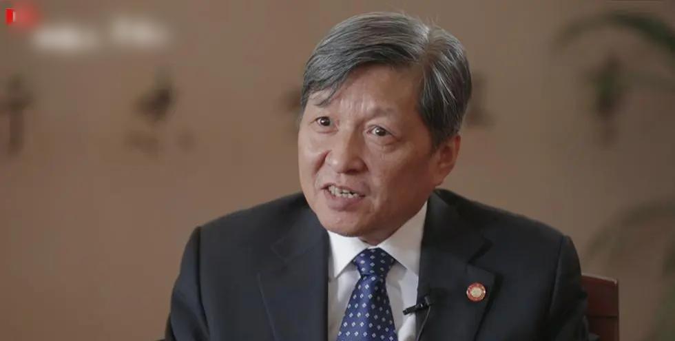 主持人问福耀科技大学的校长王树国:“你退休以后有很多的选择，但你为什么会选择来福