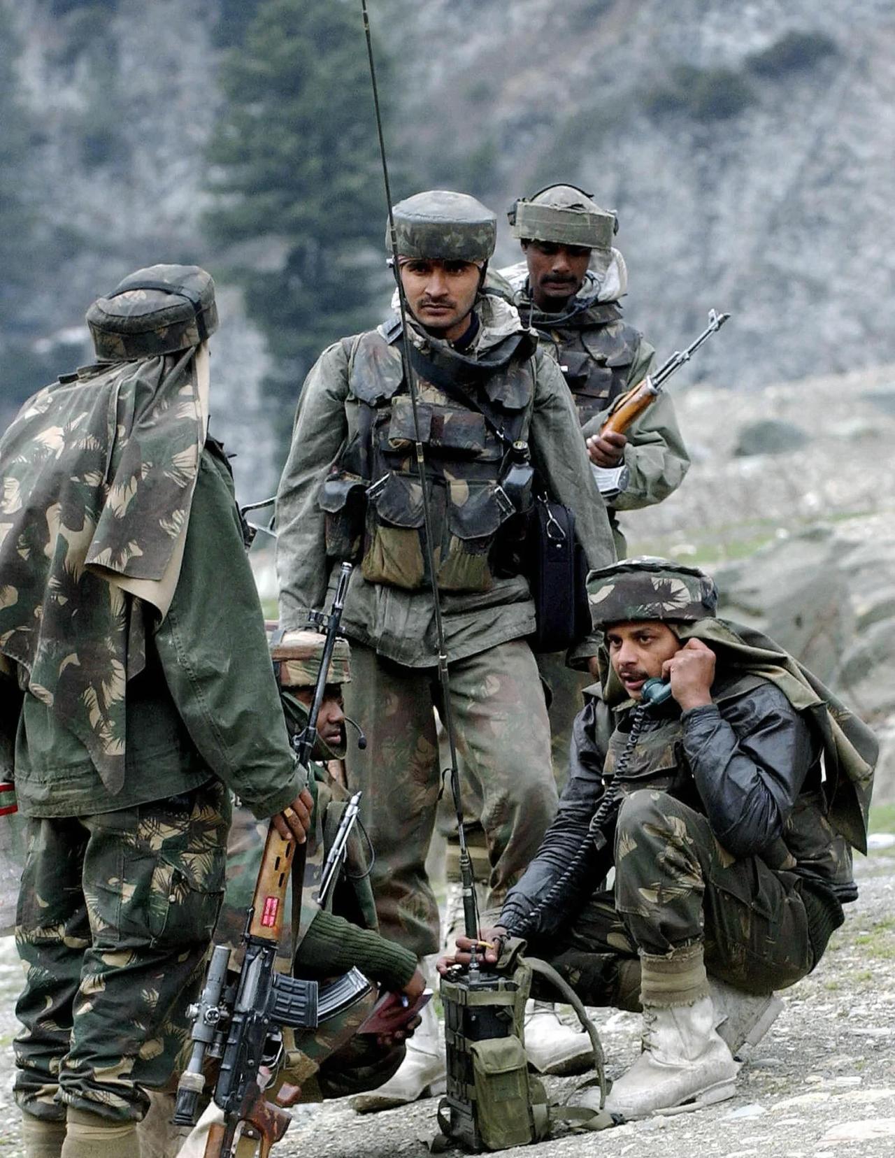印度陆军士兵在2004年4月3日在索纳马格（Sonamarg）使用现场电台，在一