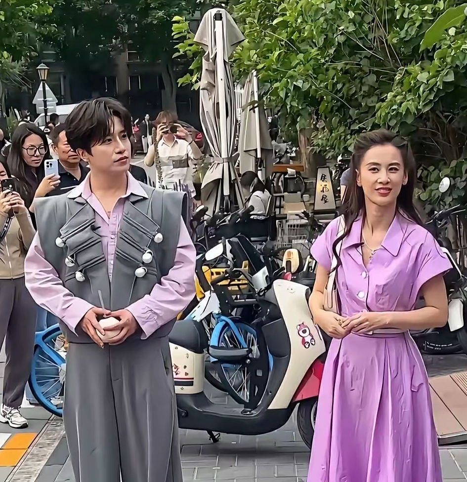 我滴妈呀，这是怎么保养的啊？42岁的她出现在北京烂漫胡同，五官清秀，气质清冷，皮