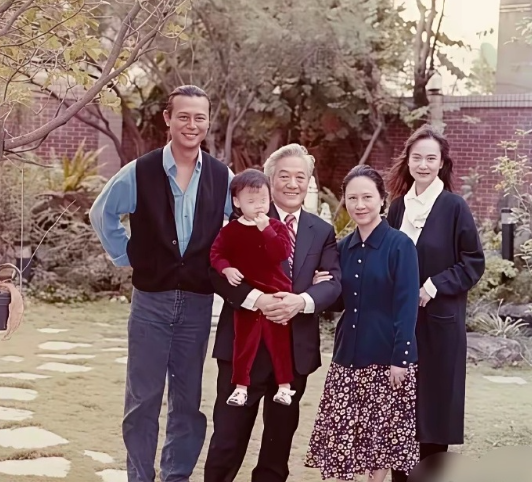 90年代，当时正在热恋期的刘德凯和刘雪华，与抱着孙子的平鑫涛琼瑶夫妇的一张留影。