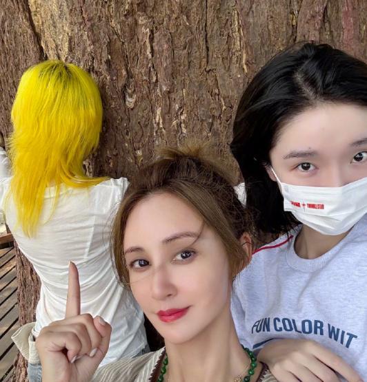 被张歆艺的心愿给笑到了。
近日，张歆艺吃喝三人组再次出发，遇到一棵千年银杏树开始