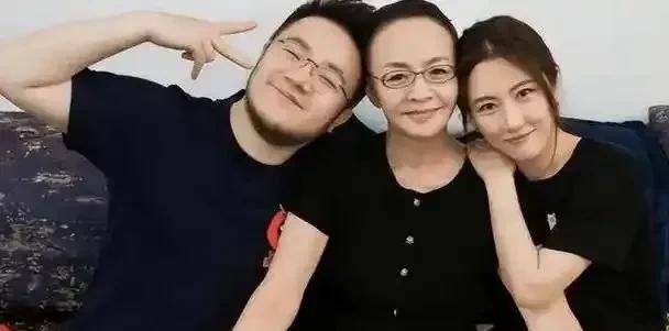 宋丹丹和儿媳王博谷关系真不错。
博古生的两儿子直接跟宋丹丹姓，一个叫宋一鸣，一个