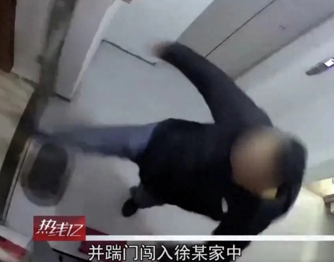 上海，一女子因纠纷问题被一名男子暴力闯入家中，按在沙发上暴打，导致女子耳鼻出血，