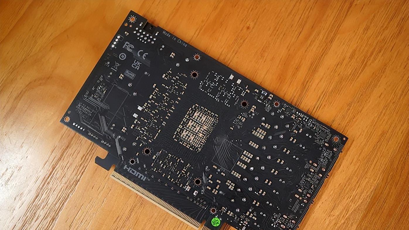 影驰RTX 5070白金版：无光设计的魅力究竟如何？