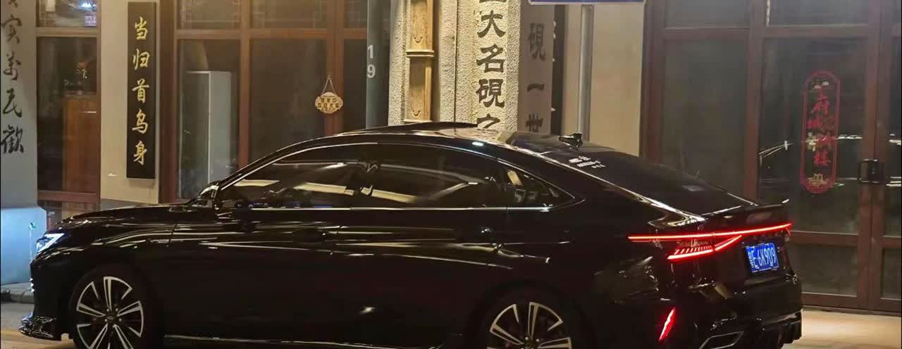当看着自己心爱的车停在路边，你会默默的发呆看着它虽然它不会说话，怕它懂
