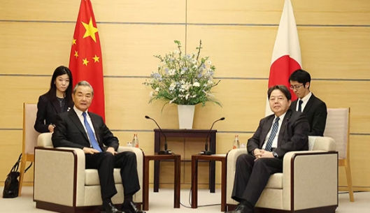 日本右翼跨过台海红线，王毅外长亮出历史清算底牌。前日本自卫队统合幕僚长岩崎茂竟出