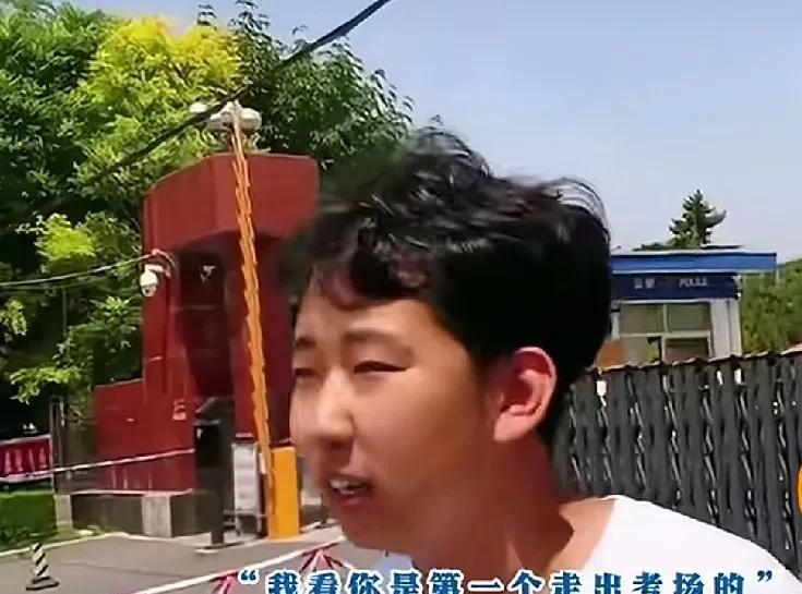 第一个同学说考卷“so—easy”。
第二个同学说感觉不行，明年会复读。
第三个