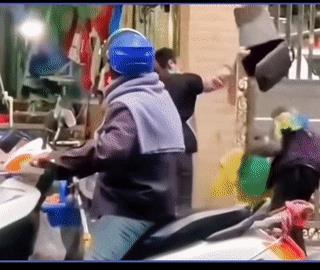 为了还未发生的意外就该不善良吗？老奶奶在活鱼店门口摆摊，结果遭到店主夫妻俩轮番泼