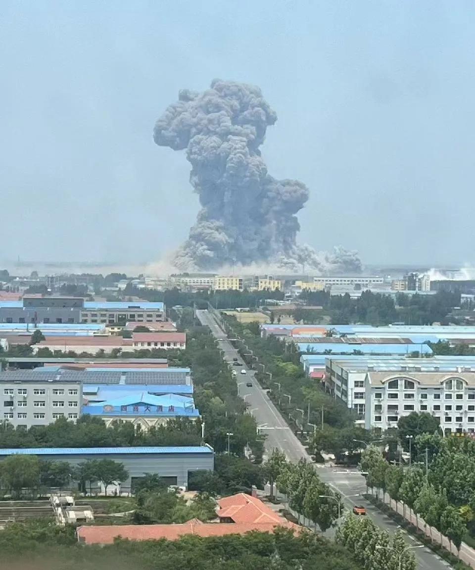 今天11时57分左右，山东友道化学有限公司一车间发生爆炸事故。
又是化工，又是一