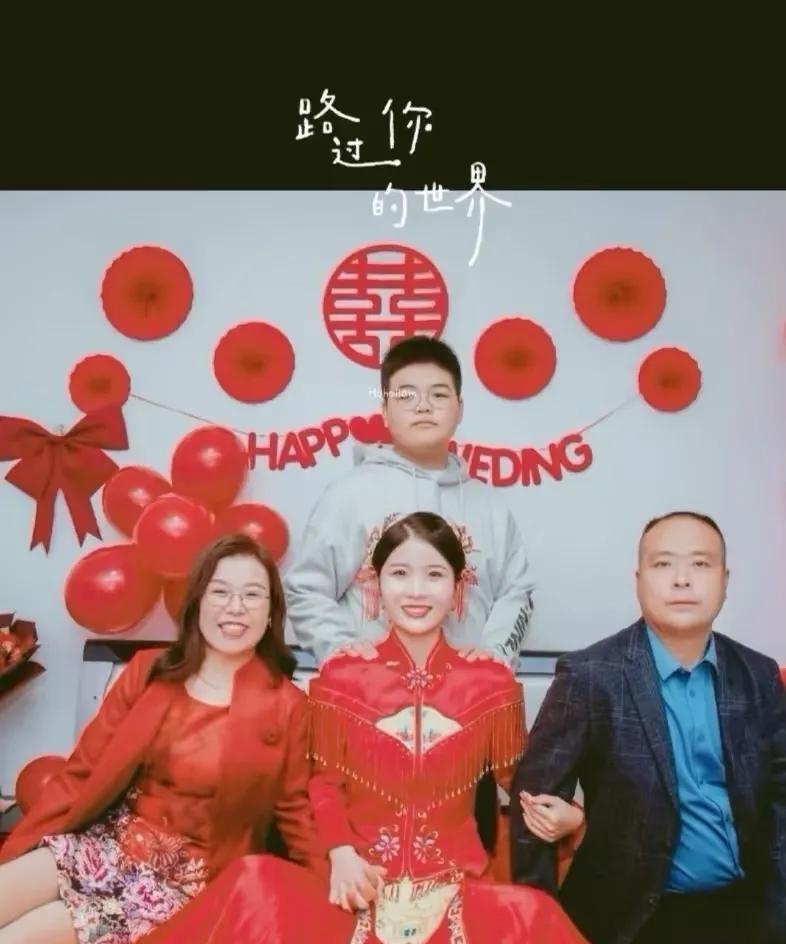家里有爸爸有弟弟
为什么会让女儿挨打，
我不理解！