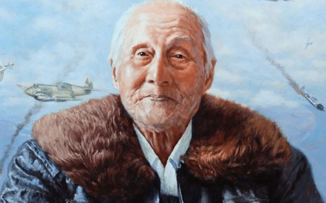 1983年，63岁老人正给领导倒水，领导低头一看，这老人竟穿着空军专用的拉练裤，
