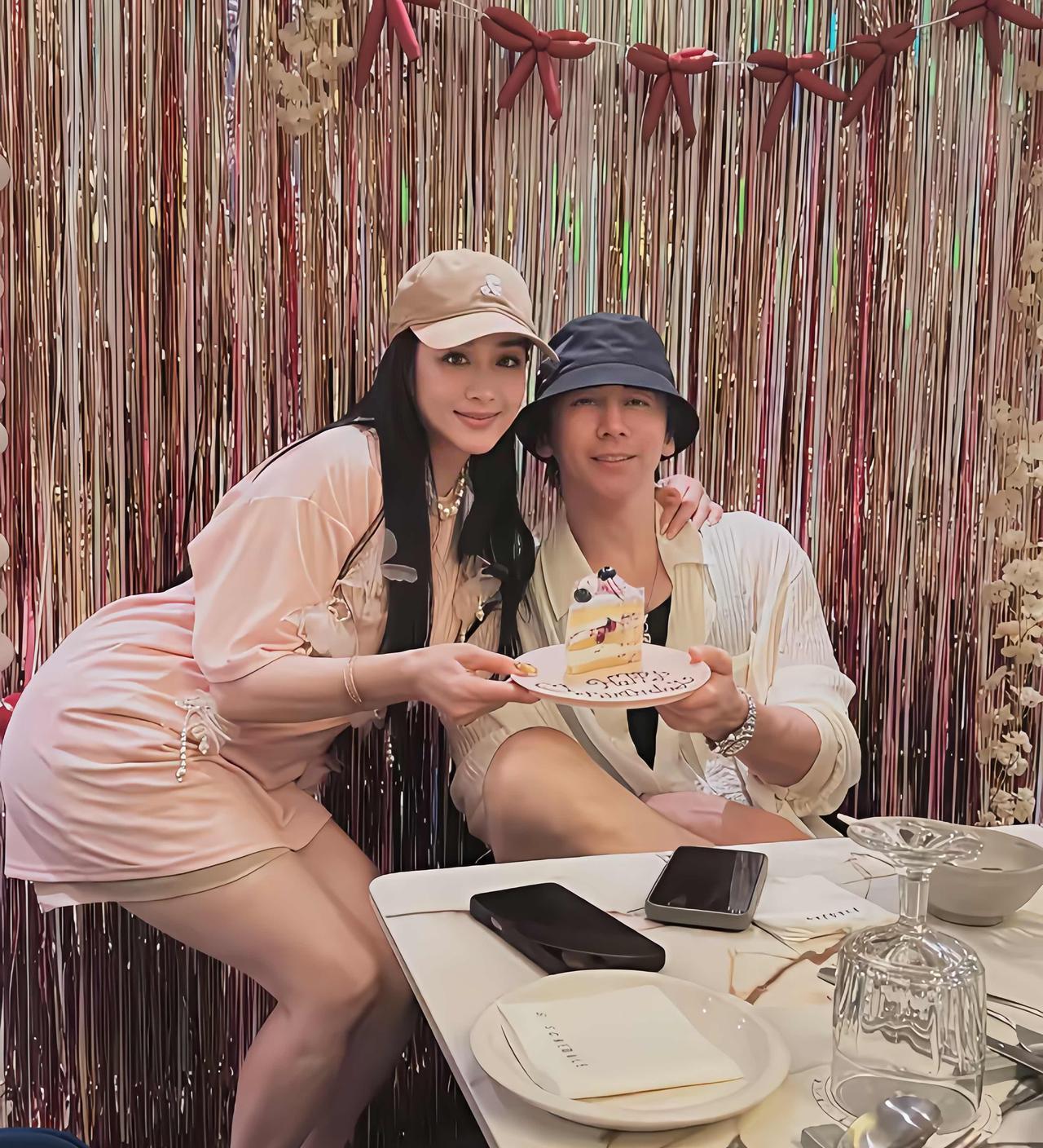 近日，钟丽缇晒出与张伦硕合照，提前为老公庆生的画面。
7月12日，才是张伦硕43