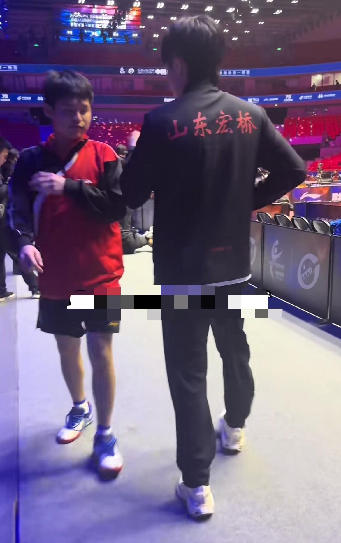 王楚钦对林诗栋真的友爱
乒超联赛中林诗栋遇到王楚钦。大头伸手要捏小石头的脸，小石