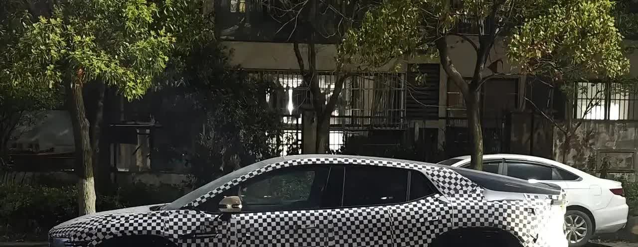 尾部造型是亮点，奇瑞重度伪装测试车现身。还不确定属于奇瑞哪一个品牌系列，难道是风