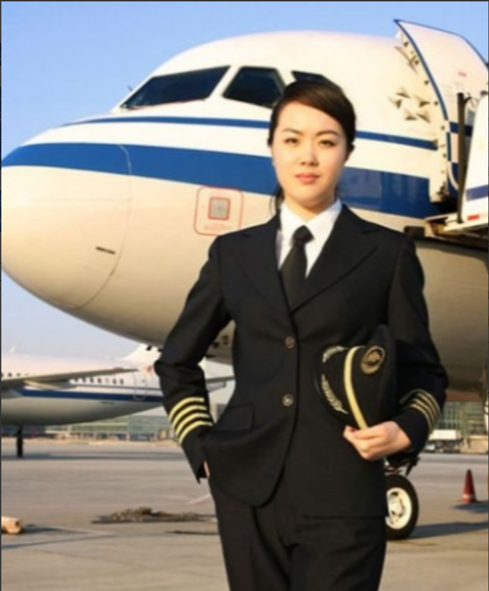 2009年，一架中国飞机刚降落在曼谷机场，女机长准备开舱门时，突然听到一阵轻微的